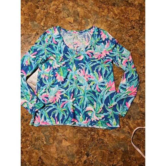 Lilly Pulitzer Etta SmallV Neck Sweet Escape Preppy Beachy Colorful Shirt (A160) - Picture 1 of 8